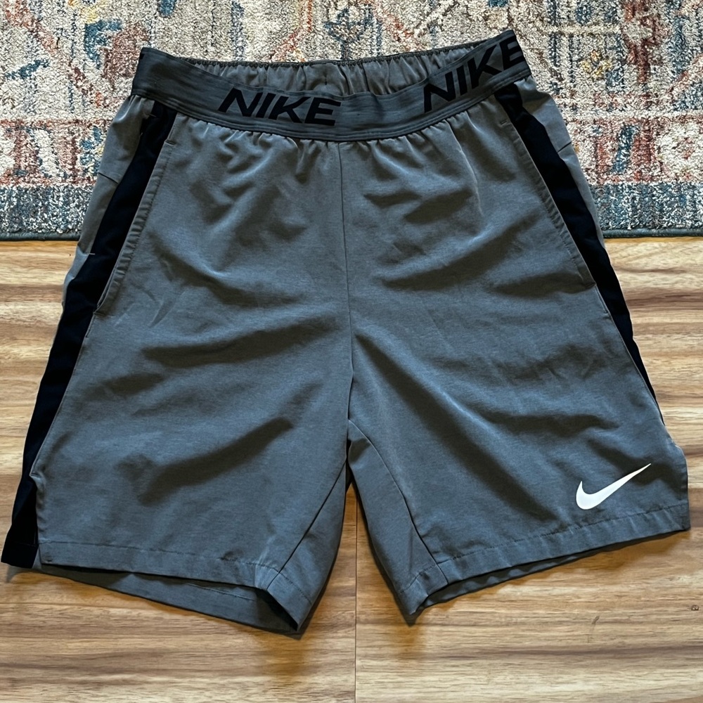 Men’s Size Medium Black and Gray Nike Shorts